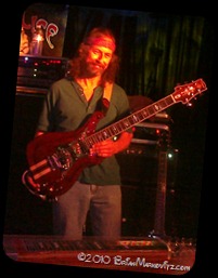 Jésus H. Moonalice (Barry Sless) – bass, guitar, pedal steel, vocals