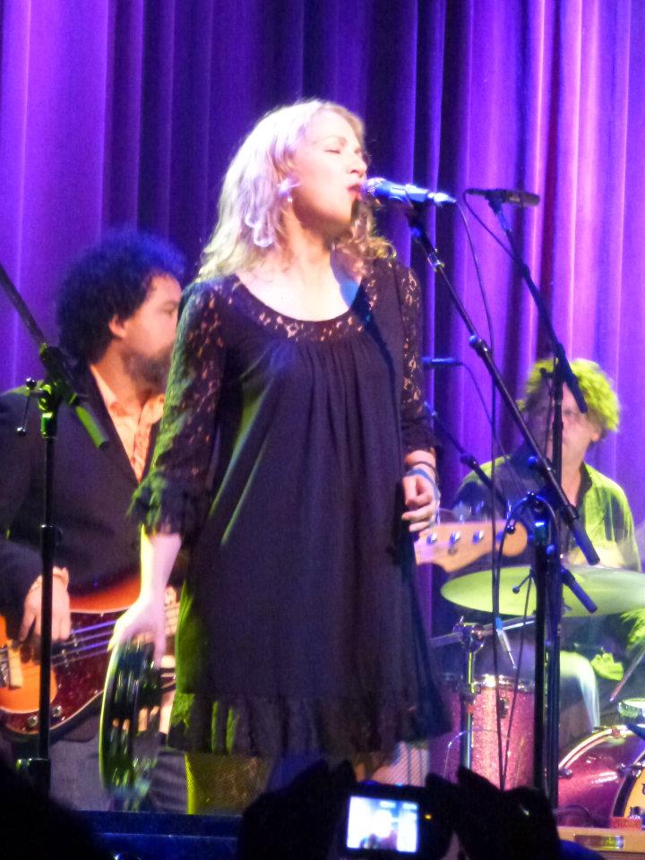 Joan Osborne, Jackie Greene and Friends on his 31st birthday | photo (♥) John Collins and Cathy Bille Joan Osborne, Jackie Greene and Friends on his 31st birthday | photo (♥) John Collins and Cathy Bille